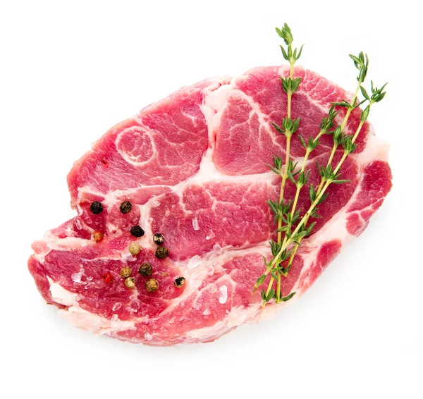 biberiye ve biberiye ile taze pişmemiş sığır eti biftek beyaz izole 