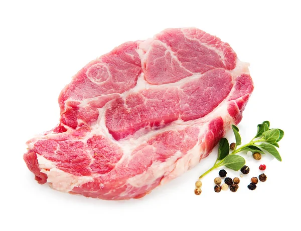 Carne Fresca Não Cozida Com Alecrim Pimenta Isolada Branco — Fotografia de Stock