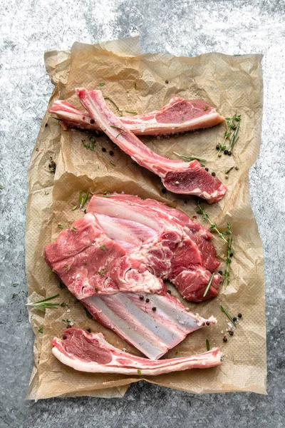 Ham pişirme kağıdı üzerinde pirzola