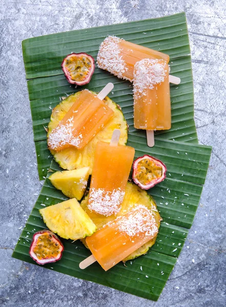 Groene Bananen Bladeren Met Ijsjes Draken Vruchten — Stockfoto