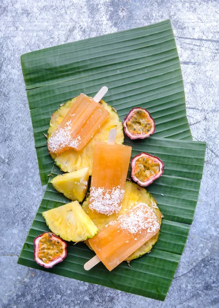 Felülnézet Zöld Banán Levelek Fagylaltokkal Dragon Gyümölcsök — Stock Fotó