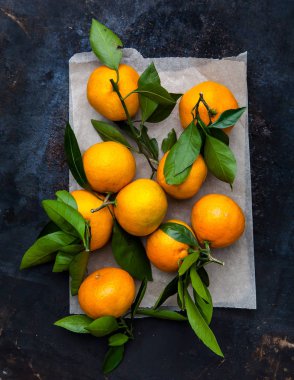 masada kağıt üzerinde taze tropikal lezzetli mandalina , narenciye