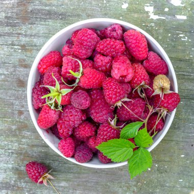 açık havada masada tabakta meze ahududu