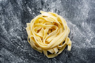 Un ile koyu arka plan üzerinde Ev yapımı Makarna