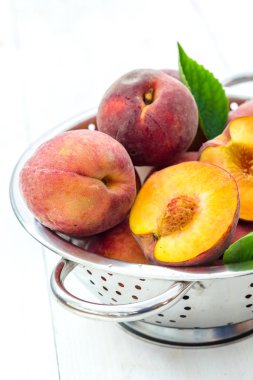 demir kevgir de şeftali meyve