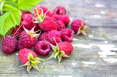 ahşap masa yüzeyinde taze kırmızı ahududu 