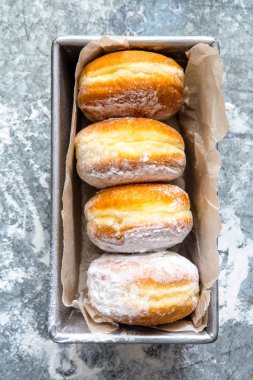 kutusunda tatlı pişmiş çörekler 