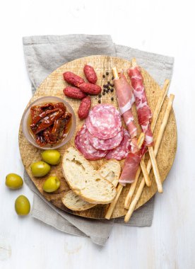 cam kase et dilimleri, ekmek, yeşil zeytin ve biber ile ahşap tahta üst görünümü 