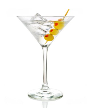 Martini zeytin ve buz küpleri ile, beyaz arka plan üzerinde izole