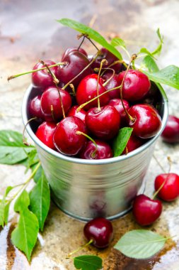 metalik kova meze kırmızı taze kiraz