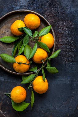 masada kase içinde portakal mandalina 