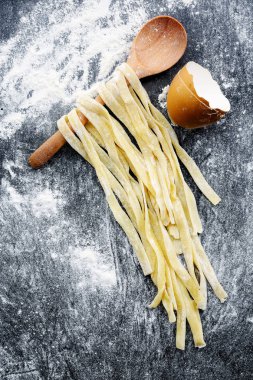 Un ile koyu arka plan üzerinde Ev yapımı Makarna