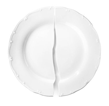 kırık tabak beyaz zemin üzerine izole