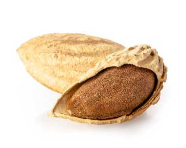 Beyaz arkaplanda izole edilmiş badem fıstıkları