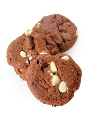 beyaz izole fındık ile kahverengi bisküvi çikolatalı kurabiye 