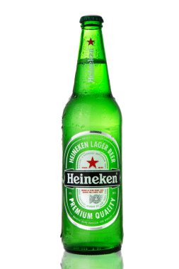 Heineken bira cam şişe, stüdyoda beyaz izole bir bira, Hollandalı bira şirketi