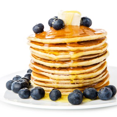 tereyağı, akçaağaç şurubu ve yaban mersini ile iştah açıcı krep 