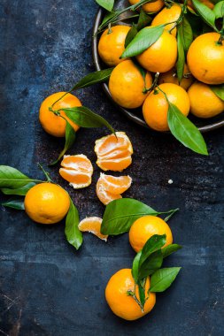 masada ahşap kase taze lezzetli mandalina üst görünümü, dikey görünüm 