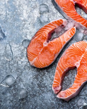 buz küpleri ile kırmızı somon, üst görünümü 