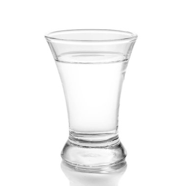Beyaz arka planda izole votka bir bardak