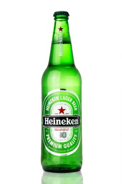 Heineken bira cam şişe, stüdyoda beyaz izole bir bira, Hollandalı bira şirketi