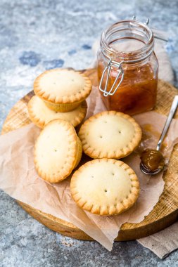 cam kavanozda cupcakes ve reçel ile yuvarlak ahşap kesme tahtası