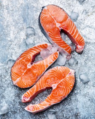 buz küpleri ile kırmızı somon balık dilimleri, üst görünümü 