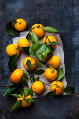 masada kağıt üzerinde taze tropikal lezzetli mandalina , narenciye