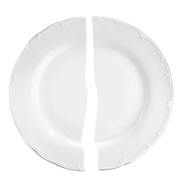 kırık tabak beyaz zemin üzerine izole