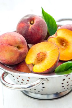 demir kevgir de şeftali meyve