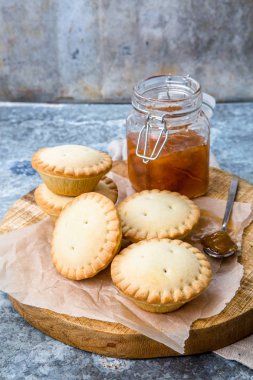 cam kavanozda cupcakes ve reçel ile yuvarlak ahşap kesme tahtası