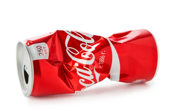 Стиснений Coca Cola Може Ізольований Білому Оригінальний Логотип — стокове фото