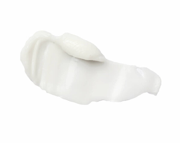 белый крем брызги краски на белом фоне
