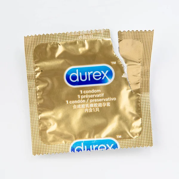 Revennyt Ehkäisyväline Kultainen Kondomi Durex — kuvapankkivalokuva