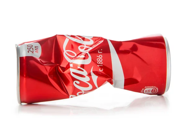 Стиснений Coca Cola Може Ізольований Білому Оригінальний Логотип — стокове фото