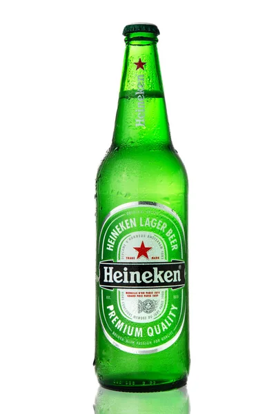 Heineken bira cam şişe, stüdyoda beyaz izole bir bira, Hollandalı bira şirketi