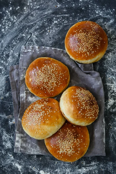 Vista Superior Tortas Redondas Marrons Assadas Superfície Mesa Com Farinha — Fotografia de Stock