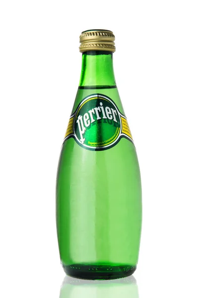 Moskova, Rusya - Janyar 05, 2017: Perrier Köpüklü Doğal Mineralli Su Şişesi, ilkbahardan gelen gazla güçlendirilmiş
