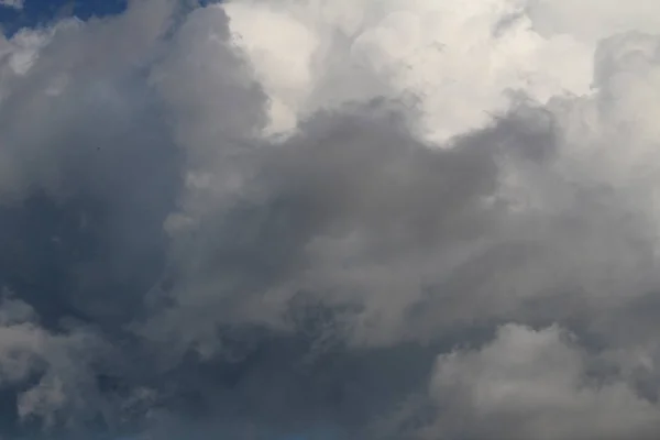 雲灰色の背景を持つ劇的な空 — ストック写真