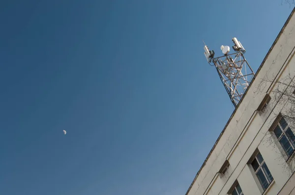 Cellulaire Communicatieantenne Een Dak Van Een Gebouw — Stockfoto