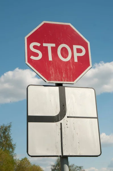 Дорожные Знаки Stop Crossing Main Road — стоковое фото
