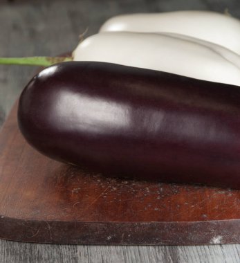 Tahtada beyaz ve koyu renkli yumurta.