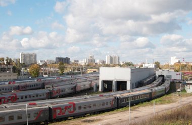 MOSCOW RUSSIA Ekim 01. 2016: Ostankino Demiryolu İstasyonu ve İstasyonu, Oktyabrskaya Demiryolu, Krestovskiy Köprüsü manzaralı