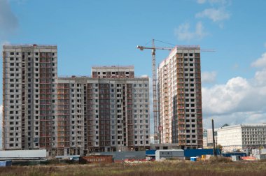 MOSCOW RUSSIA Ekim 01. 2016: Tushino 'da, şehrin kuzeydoğu yakasında yeni apartman inşaatı
