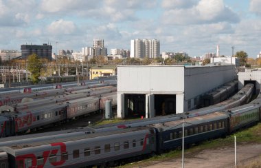 MOSCOW RUSSIA Ekim 01. 2016: Ostankino Demiryolu İstasyonu ve İstasyonu, Oktyabrskaya Demiryolu, Krestovskiy Köprüsü manzaralı