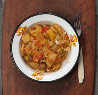 Tahtadaki bir kasede kaynamış sebzeler.