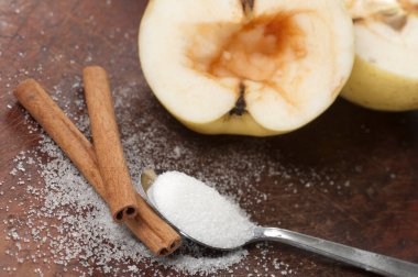 Elma ve tarçınlı şeker pişirmeye hazırlanıyor.