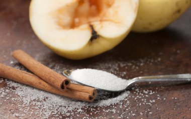 Elma ve tarçınlı şeker pişirmeye hazırlanıyor.