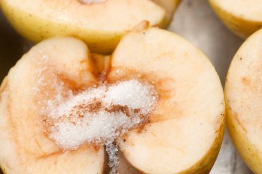 Elma şekerli ve tarçınlı kızartma tavasında pişirmeye hazır.