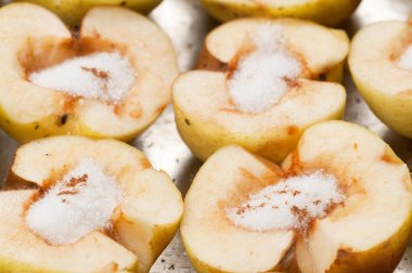 Elma şekerli ve tarçınlı kızartma tavasında pişirmeye hazır.